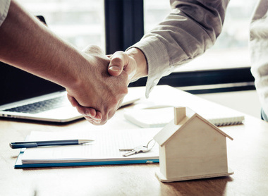 iStock contract handshake 2000W.jpg